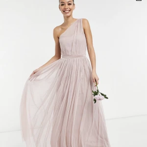 Rosa maxikläning i tyll med en bar axel - HELT NY  • Det enda du behöver • Plisserad stil • Enaxlad design • Figursydd midja • Stängs i sidan med dragkedja • Regular fit/normal passform Produktkod: 113155340 Tall klänning från Anaya Tall