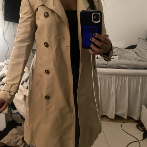 Trenchcoat  - Lång fin trenchcoat från hm som inte kommer till användning 