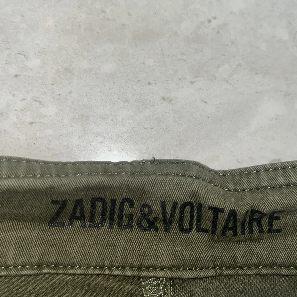 Oanvända Zadig shorts, mid waist och korta. Fin guld detalj på baksidan. Säljer för 150 kr. Köparen står för frakten💗. Shorts.