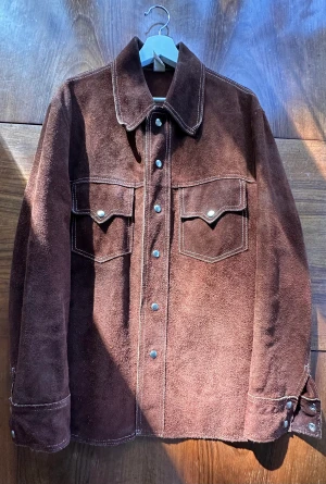 Vintage Mocka-skjorta - Vintage mocka-skjorta i ”western”-stil  Skick: Nyskick Storlek: 46-48 Färg: Brun