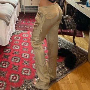 Cargobyxor - Beiga cargobyxor i silke❤️ Såå snygga och sköna, storlek 36❤️ passar någon runt 168 bäst