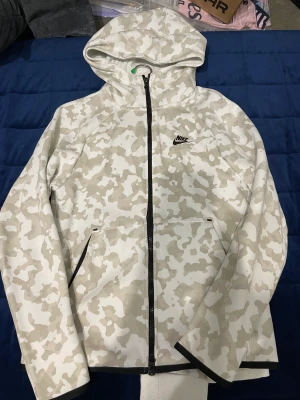 Nike Tech Fleece - En gammal Nike Tech Fleece från 2020. Säljer ej separat! Kunden står för frakt!