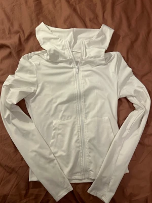 Vit kofta - Enkel vit kofta, tunn. Använd några gånger men är som ny. Säljer på grund av att den inte används längre. Orginalpris: 149kr.