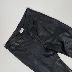 H&M studio skinnbyxor - H&M studio skinnbrallor. Väldigt fina, tyvärr har de hål i grenen. Det går att sy!