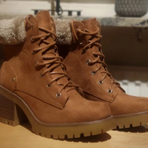 Kängor - Säljer dem här kängor, dem har aldrig blivit använda och är helt nya. Nypris:399kr 