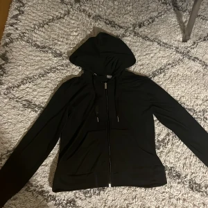 Velour tröja - Säljer min super fina svarta velour tröja från Gina Tricot! Använd några få gånger. Super fin skick och inga defekter! Hör av dig om du är intresserad!💕🤗