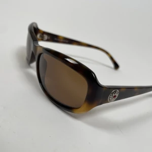 Solglasögon med söt detalj - Väldigt snygga solglasögon med liten röd sten på sidan! 