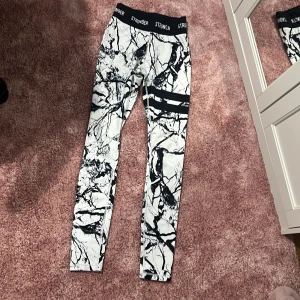 Helt nyA strongers med bara 150 -  Det är ett par helt nya strongers använda bara två gånger jag säljer dom för att de är försmå jag köpte fel storlek och det gick inte att skicka tillbaks de är storlek XS inga hål jättebra skick