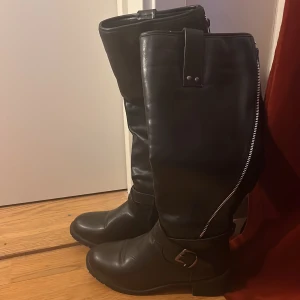 Stövlar  - Stövlar i storlek 39 bara haft på mig 2 gånger köpte för 650. Säljer för 280 men pris kan diskuteras 