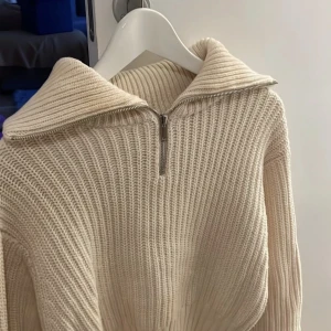 Stickad tröja - Jätte fin stickad tröja med justerbar krage. Bra skick och endast använd fåtal gånger. Säljer på grund av att den är för liten för mig.