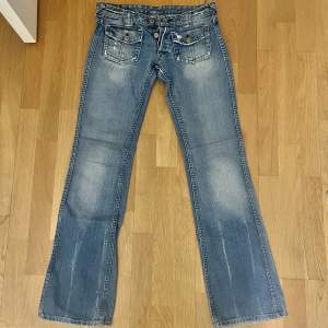 Lågmidjade jeans från Ltc! Midjemått: 76 cm. Innerbenslängd: 80cm💖