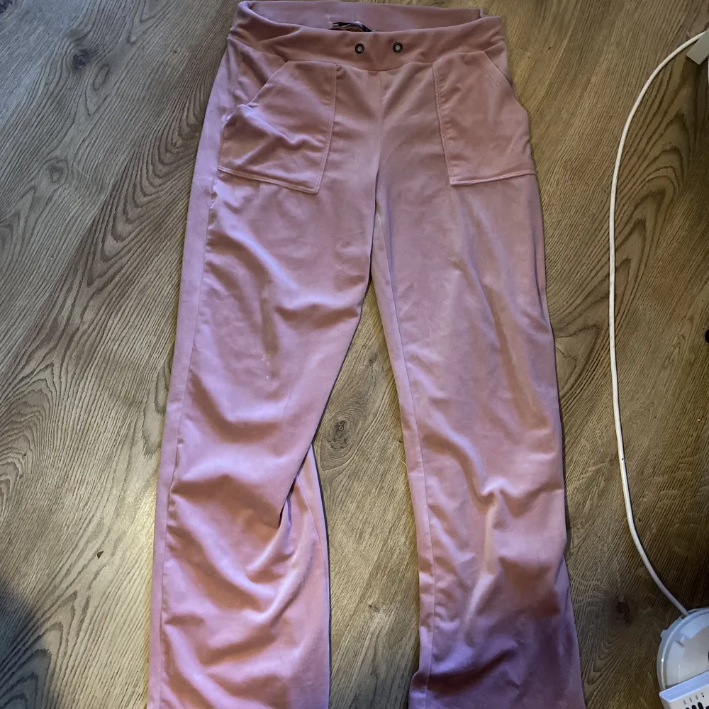 Jättesköna rosa mjukisbyxor i sammet tyg, som liknar juicy. De är endast använda några gånger. (Snörena är uttagna). Storlek L. 120kr+frakt. Jeans & Byxor.