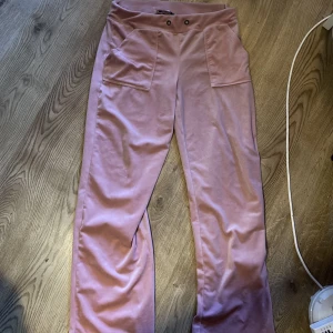 Liknande juicy byxor  - Jättesköna rosa mjukisbyxor i sammet tyg, som liknar juicy. De är endast använda några gånger. (Snörena är uttagna). Storlek L. 120kr+frakt