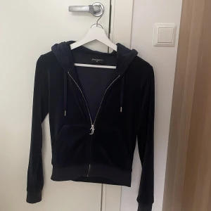 Juicy couture tröja  - De här är en  marinblå Juicy Couture tröja som ser Väldigt bra ut och har inga fläckar eller hål, tröjan är i XS och är äkta.Skriv om ni är intresserade eller om ni vill ha fler bilder❤️❤️