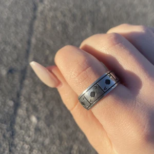 ring i rostfritt stål - snygg ring i rostfritt stål med ♠️, endast testad. 1.9 cm i diameter 