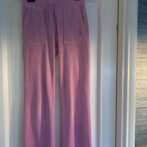 juicy couture byxor - säljer mina rosa juicy byxor då jag inte använder de längre men de är i bra skick. tvättas innan jag skickar de💗fraktas eller mötas upp i spånga/vällingby i stockholm.