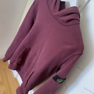 Stoneisland hoddie - Jag säljer hoddien pågrund av att jag växt ut den, den är junior i storlek 172 men skulle säga att den sitter som en tröja i herr storlek s/m. Sällan använd och är i jätte bra skick.