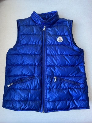 Moncler  - Hej, tänkte sälja min moncler väst. Den är i fint skick 8/10. Sitter som en storlek XS, Helt äkta , QR kod  funkar , Hör av dig om du har några frågor  
