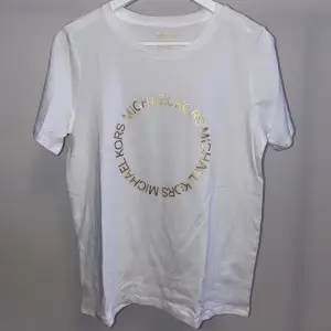 T-shirt med tryckt guldtext, från Michael Kors. Helt ny, aldrig använd. Funkar till uppklätt men också till vardags.  Nypris 1000kr.  Pris går att diskutera, ge förslag 