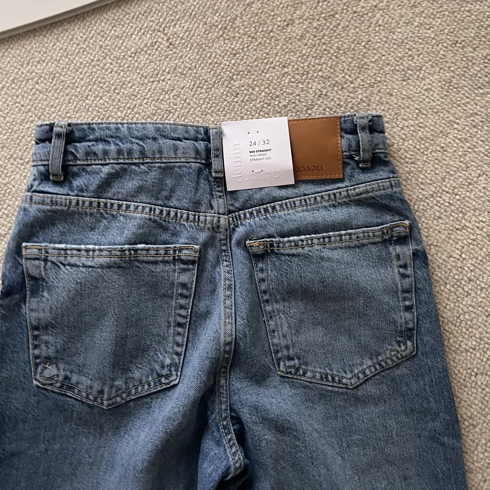 Säljer dessa super snygga jeans från BikBok, storlek w24L32. Råkade beställa hem fel storlek och hann inte skicka tbx dem😕 Aldrig använda, alla prislappar är kvar. Byxorna är straight legged. Jeans & Byxor.