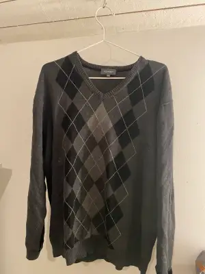 Svart/grå rutig tröja storlek XL Köpt second hand så använt skick
