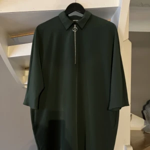 Klänning med dragkedja - Monki