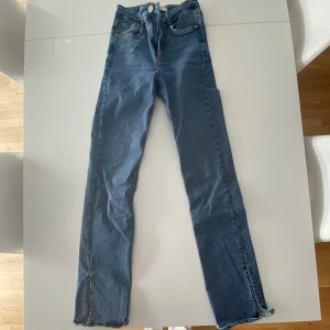 Jeans - Använda fåtal gånger då dem är för stora. 