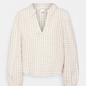 Blus - Superfin rutig blus från monki. Köpt i somras och finns inte på lager nu. Aldrig använd av mig då den är för stor för mig. Nypris 250kr✨