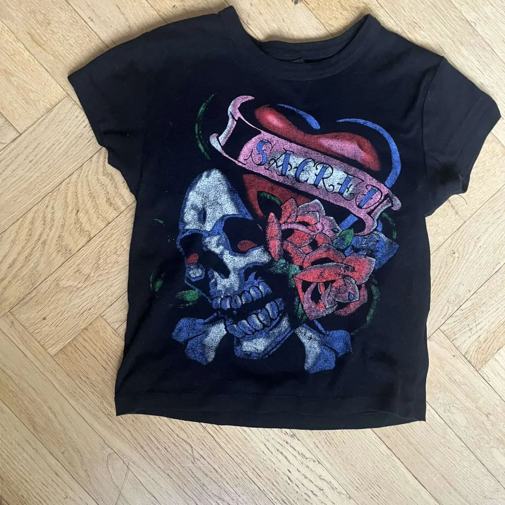 Snygg tisha. Lite ed Hardy vibes. Köptes för 300kr på Urban outfitters.. Toppar.