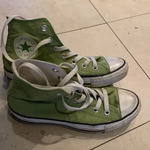 Gröna converse  - Säljer dessa gröna conversen, då de inte kommer till användning. De är lite smutsiga och har en defekt (sista bilden), därav priset. Tror dock att det går bort i tvätten✨