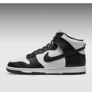 Helt oanvända ”Nike dunk high retro” 💕 - Helt oanvänd pågrund av att det var för små. Tog stolek 40 men är snare ett par 38or ☺️