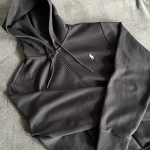 ralph lauren zip  - ralph lauren zip hoodie perfekt nu till sommaren, lite ”nopprig” men annars perfekt skick. nypris var 1700.