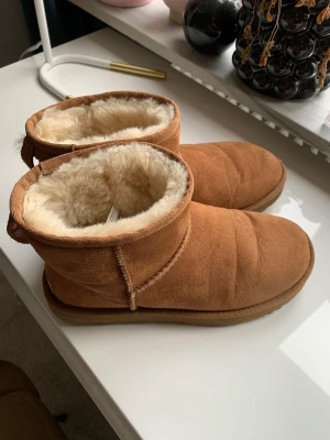 Uggs - Säljer mina ljusbruna låga Uggs i storlek 38. Endast använda några få gånger så de är i fint skick! Kan mötas upp och posta och kan såklart även skicka mer bilder💕