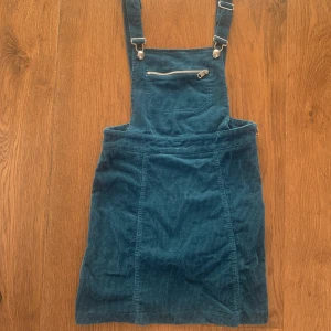 Overallklänning  - Kort overallklänning från H&M  Mörkblå/grön