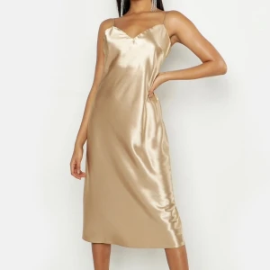 Satinklänning  - Beige/champagnefärgad satinklänning  Ryggen är rak  Nyskick 