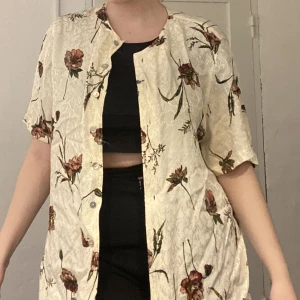 Skjorta  - Blommig skjorta 💕💕