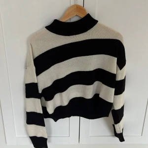 Randig stickad tröja - Söt randig stickad tröja från H&M, kommer ej till användning säljer därför, nypris 200-300kr vet ej exakt❣️står inte för frakt