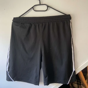 Active sportswear shorts - Svarta Jätte mjuka och sköna shorts. Storlek 146-152   