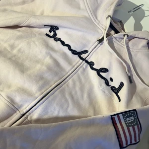 Vintage bondelid - Vintage bondelid zip-Hoodie.  Bra kvalitet. Off white rosa. Storlek M passar ochså som S och neråt.