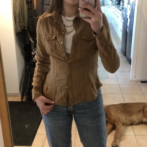 Mocka skjorta  - Super söt mocka skjorta med cowboy inspirerad form✨ super snygg måste tyvärr sälja då den är förliten. Är storlek 36, säljer för 75kr + frakt 