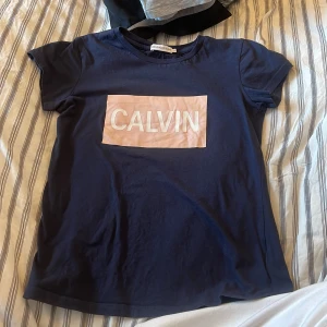 T-shirt  - T-shirt i fint skick använd fåtal gånger, passar xs eventuellt s