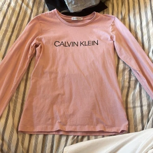 Långärmad tröja - Kan inte komma ihåg att jag använt denna någon gång så använd kanske en gång max, passar xs/s