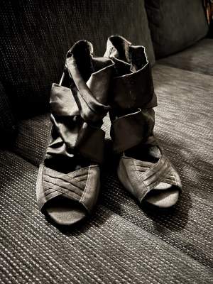 Ett par snygga högklackade skor från Din Sko i stl 38 Skorna är i ett fint skick  