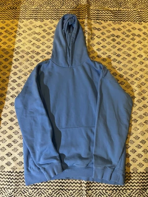 Ljusblå hoodie - Tja! Jag säljer min hoodie då den inte kom till användning, har haft den på mig 2 gånger max. Hoodien är från Newyorker och är köpt för ungefär 1 år sedan, Storleken är XL och den är Relaxed fit. Köpare står för frakten! MvH Hamza:) 