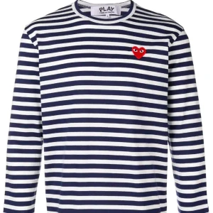 Comme des garçons tröja  - Hej! Jag säljer min comme de garçons tröja eftersom att den inte kommer till användning. Den är i nyskick och nypriset är 1000 men jag säljer då för 150+frakt, pris kan absolut diskuteras 🥰 skriv även för fler bilder 