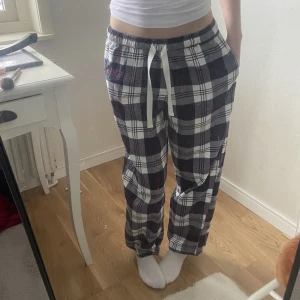 Rutiga pyjamas byxor - Dessa jätte fina pjamas byxor är i väldigt bra kvalitet och även varma o sköna💖 Fina färger och bra pass form. Då dem tyvärr var försmå för mig redan när jag köpte dem så behöver jah sälja dem💕 