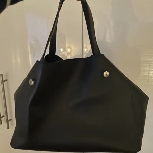Väska  - Handväska köpt second hand!  Kommer tyvvär aldrig till användning Köpare står för frakt☺️