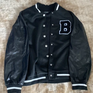Tunn Pufferjacket - En perfekt jacka till sommaren. Den är tunn så man blir inte lätt varm. Den är dessutom oversized. Säljer eftersom den aldrig kom till användning🤍 Skriv för mer bilder!