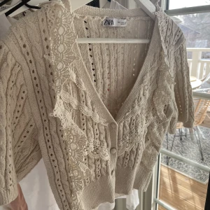 Zara tröja - En väldigt populär tröja från zara som är slutsåld🙈den är i supergott skick utan nån skada. 