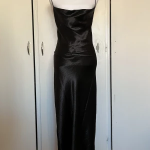 Chic siden klänning - Aldrig använt! Tyvärr, skönt material och super snygg på ryggen <3